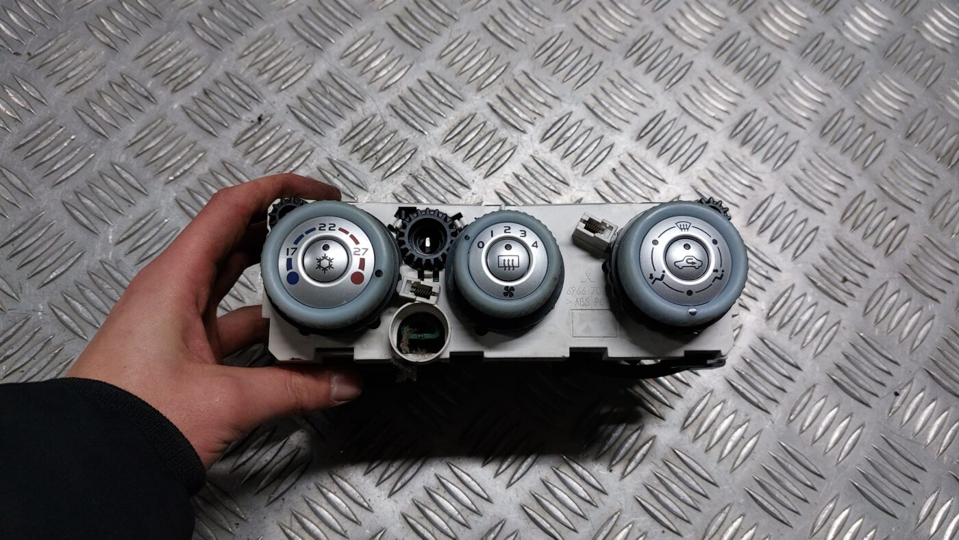 Klimata kontroles bloks priekš MITSUBISHI COLT 2007
