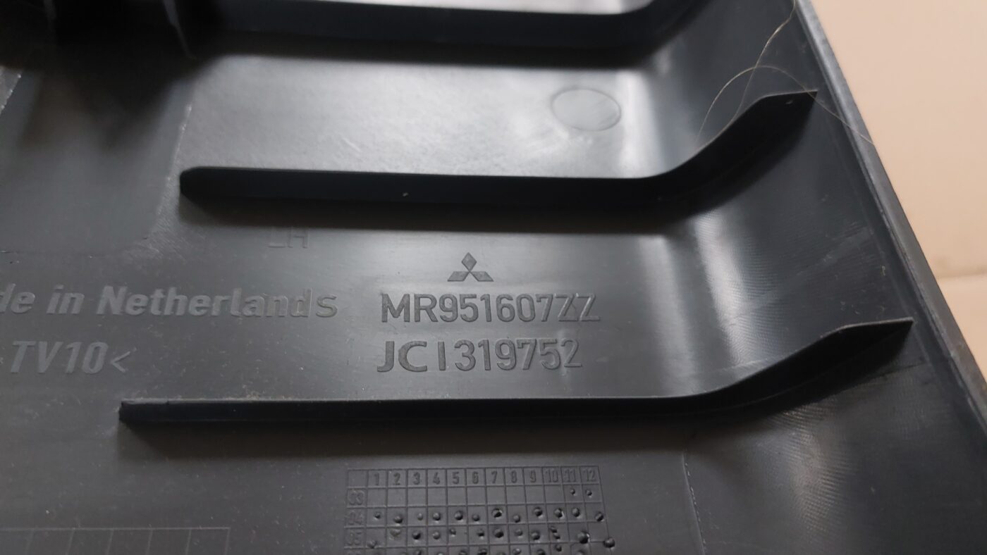 Vidējas salona statnes apdare priekš MITSUBISHI COLT 2007