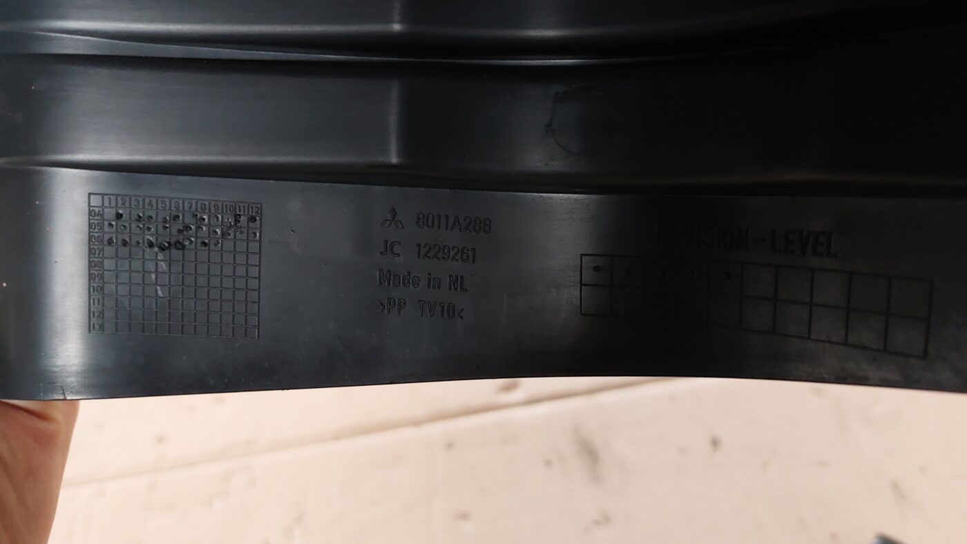 Centrālās konsoles (apdares) vidēja daļa priekš MITSUBISHI COLT 2007