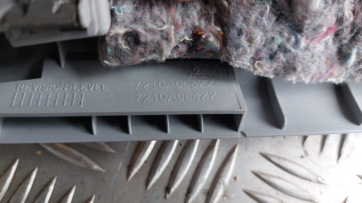 Priekšējas salona statnes apdare priekš MITSUBISHI COLT 2007 3 Priekšējas salona statnes apdare priekš MITSUBISHI COLT 2007