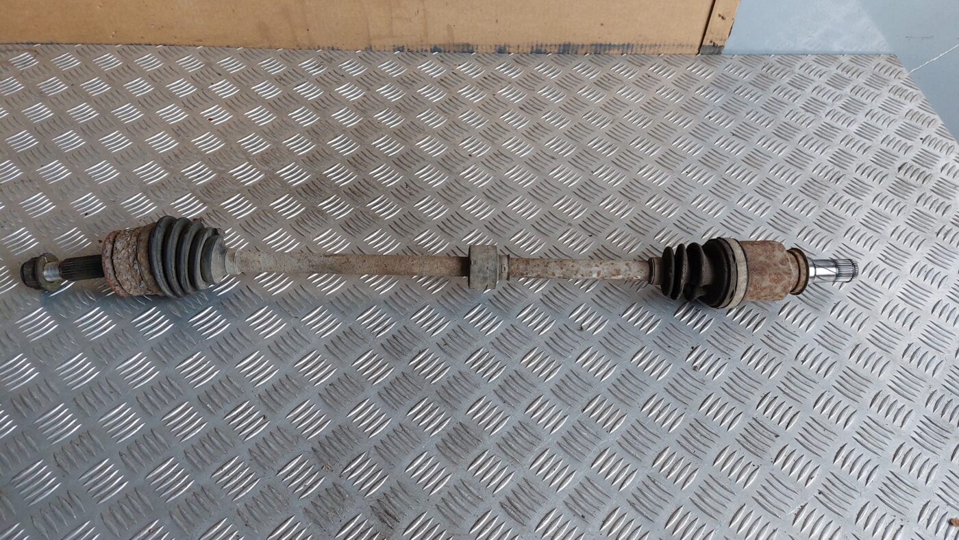 Pusass priekšēja labā priekš MITSUBISHI COLT 2007 1 Pusass priekšēja labā priekš MITSUBISHI COLT 2007