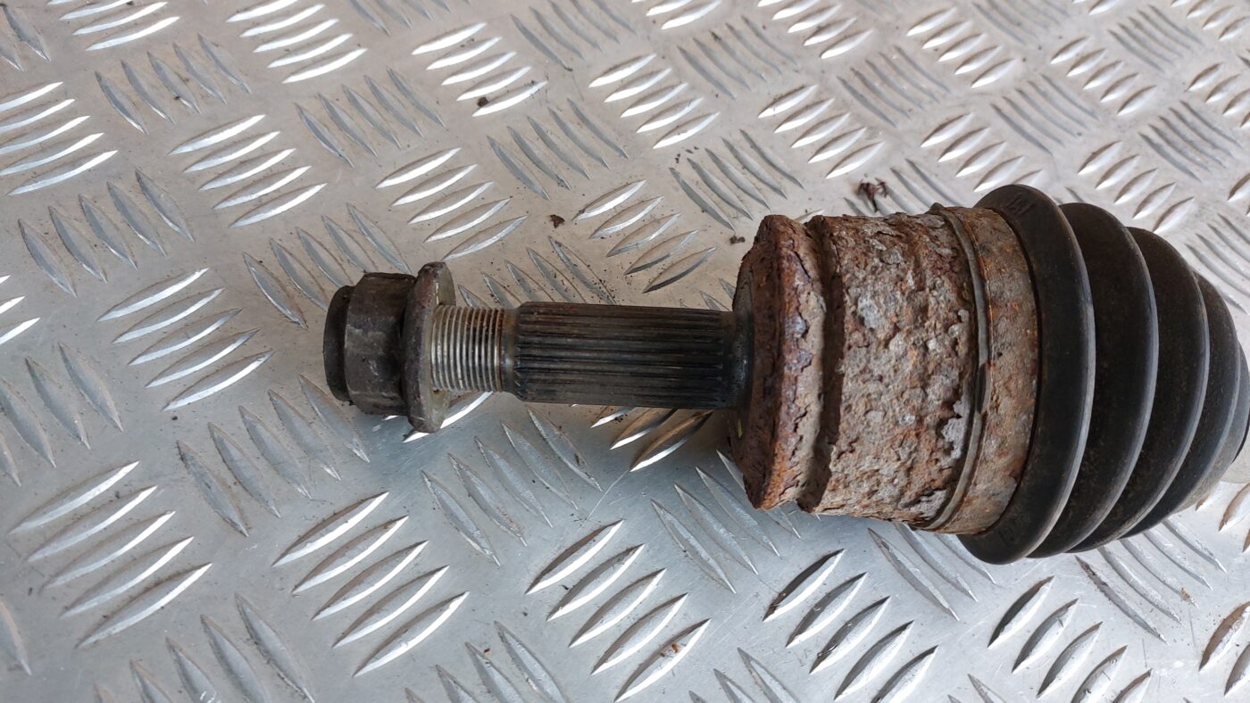 Pusass priekšēja labā priekš MITSUBISHI COLT 2007 2 Pusass priekšēja labā priekš MITSUBISHI COLT 2007