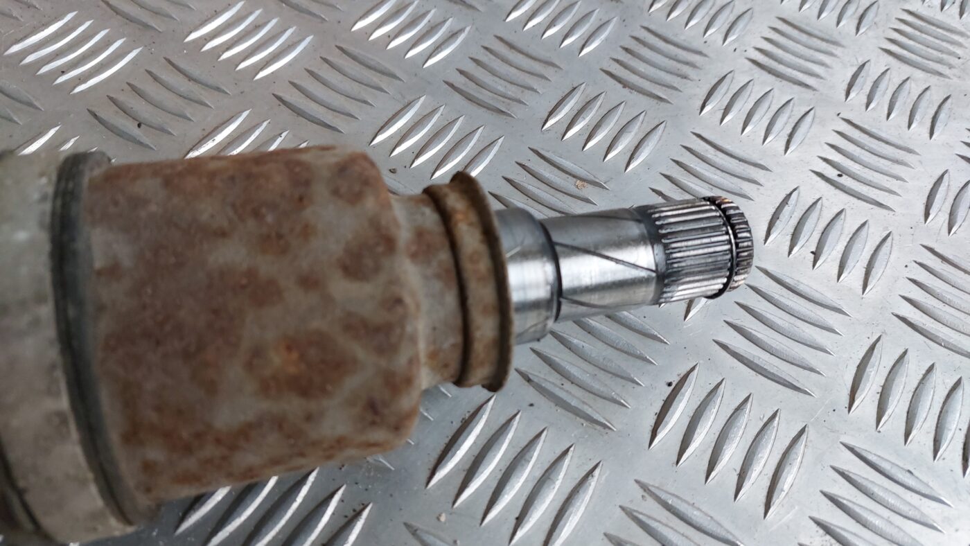 Pusass priekšēja labā priekš MITSUBISHI COLT 2007 3 Pusass priekšēja labā priekš MITSUBISHI COLT 2007