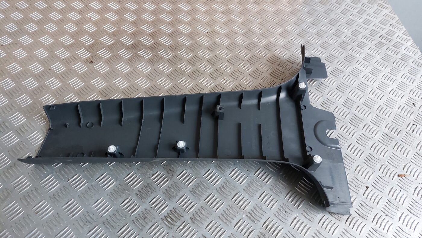 Vidējas salona statnes apdare priekš MITSUBISHI COLT 2007