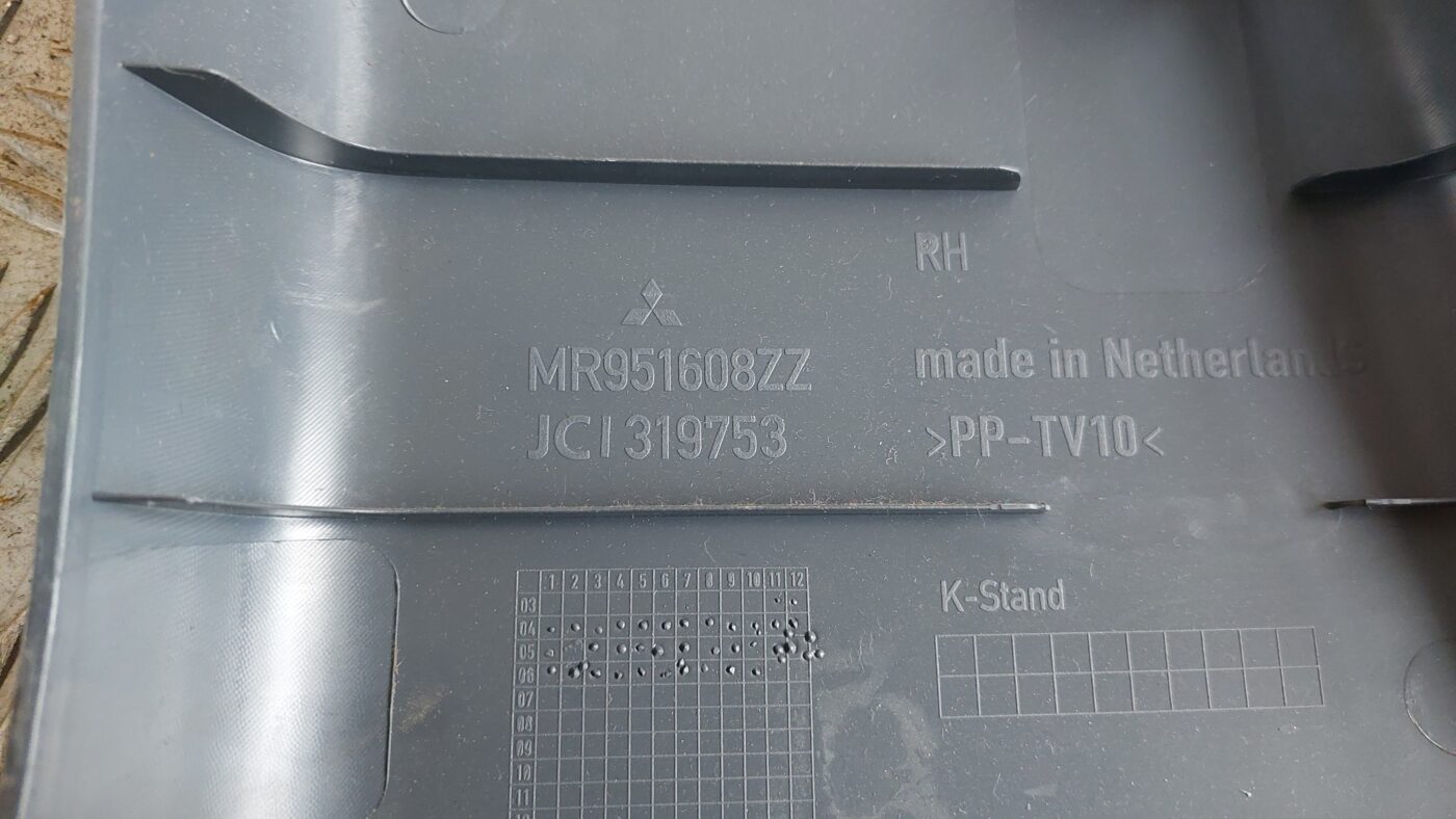 Vidējas salona statnes apdare priekš MITSUBISHI COLT 2007