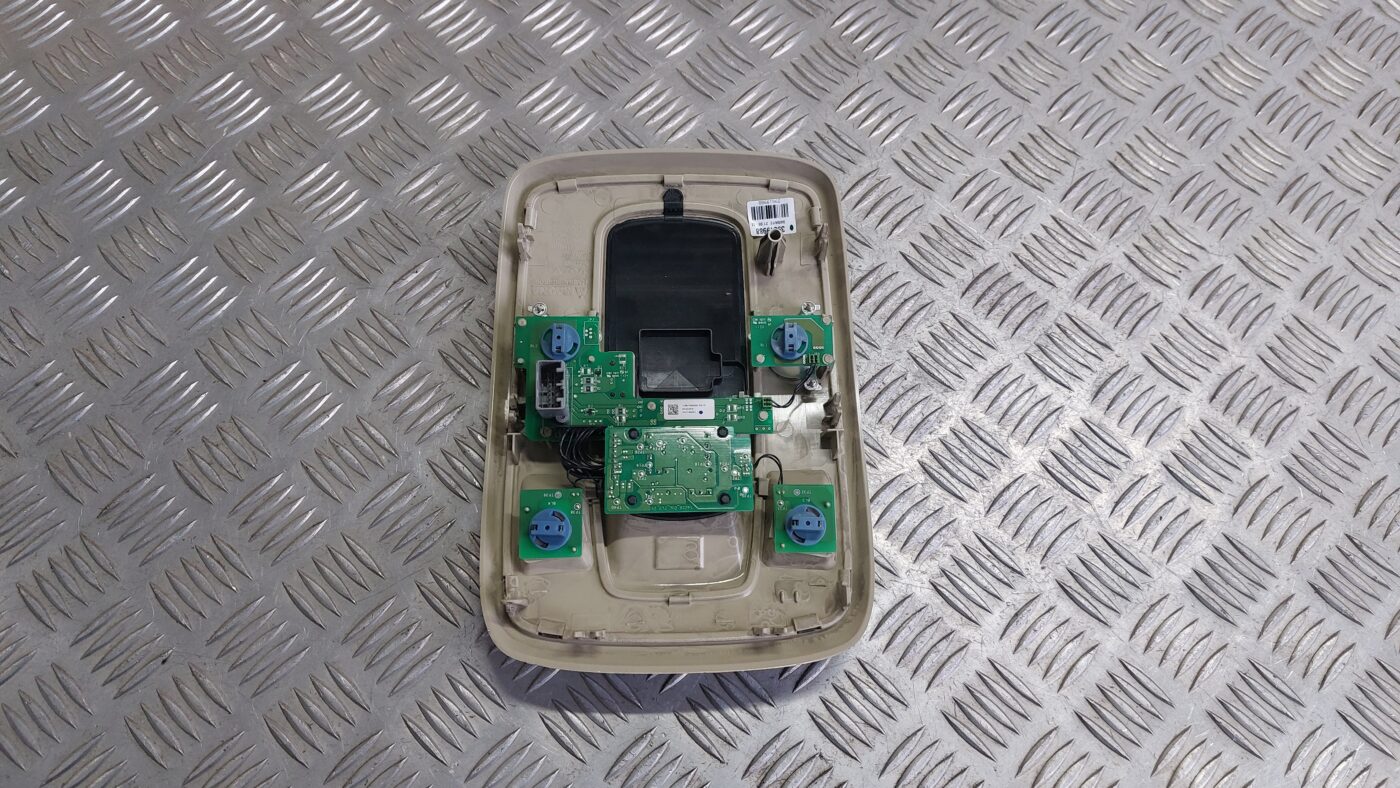 Salona apgaismojuma panelis priekš VOLVO V60 2012 2 Salona apgaismojuma panelis priekš VOLVO V60 2012