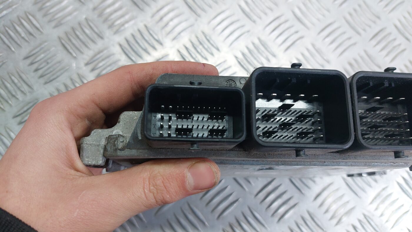 Dzinēja vadības bloks priekš VOLVO V60 2012 3 Dzinēja vadības bloks priekš VOLVO V60 2012