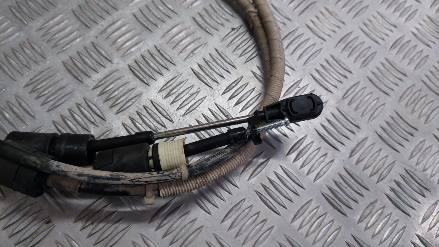 Pārnesumu pārslēgšanas mehānisma troses priekš VOLVO V60 2012 2 Pārnesumu pārslēgšanas mehānisma troses priekš VOLVO V60 2012