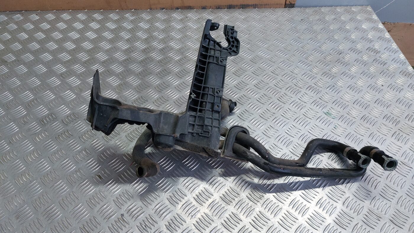 Akumulatora pamatnes kronšteins priekš VOLVO V60 2012 2 Akumulatora pamatnes kronšteins priekš VOLVO V60 2012