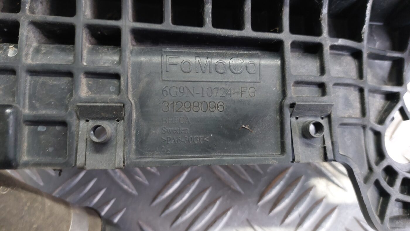 Akumulatora pamatnes kronšteins priekš VOLVO V60 2012 3 Akumulatora pamatnes kronšteins priekš VOLVO V60 2012