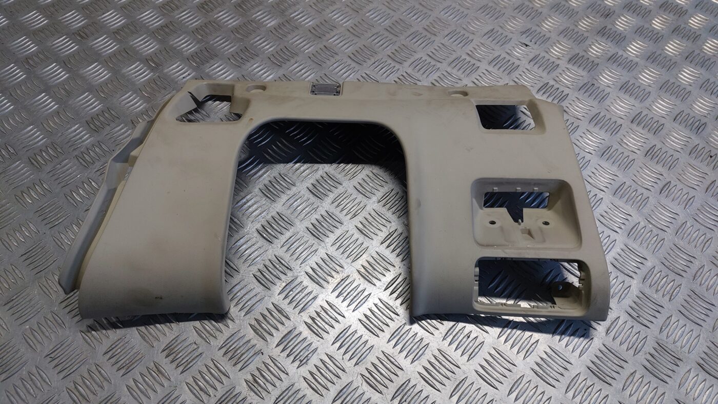 Mērinstrumentu paneļa apdare (zem stūres) priekš VOLVO V60 2012