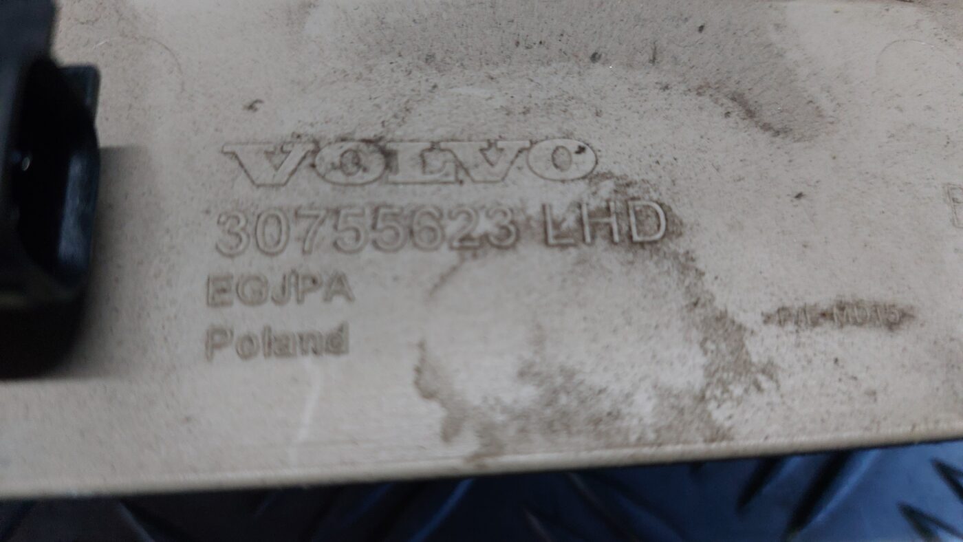 Mērinstrumentu paneļa apdare (zem stūres) priekš VOLVO V60 2012