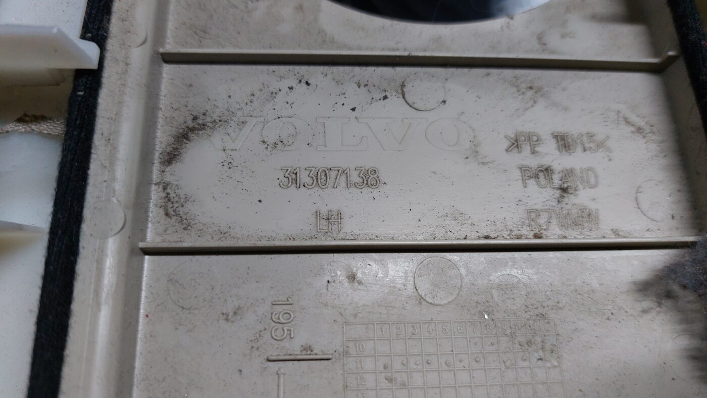 Vidējas salona statnes apdare priekš VOLVO V60 2012