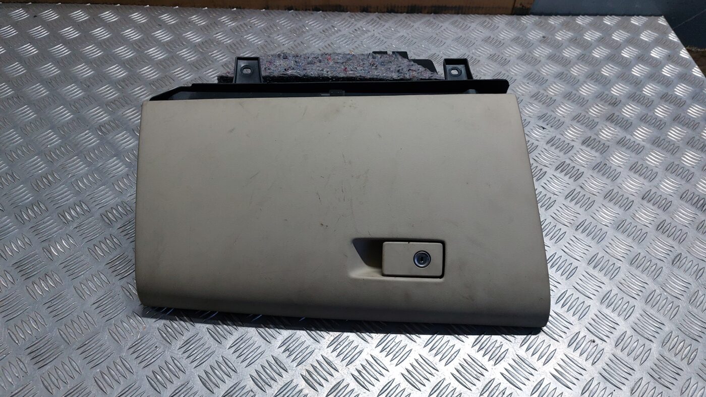 Mantu glabāšanas nodalījums pasažiera pusē priekš VOLVO V60 2012