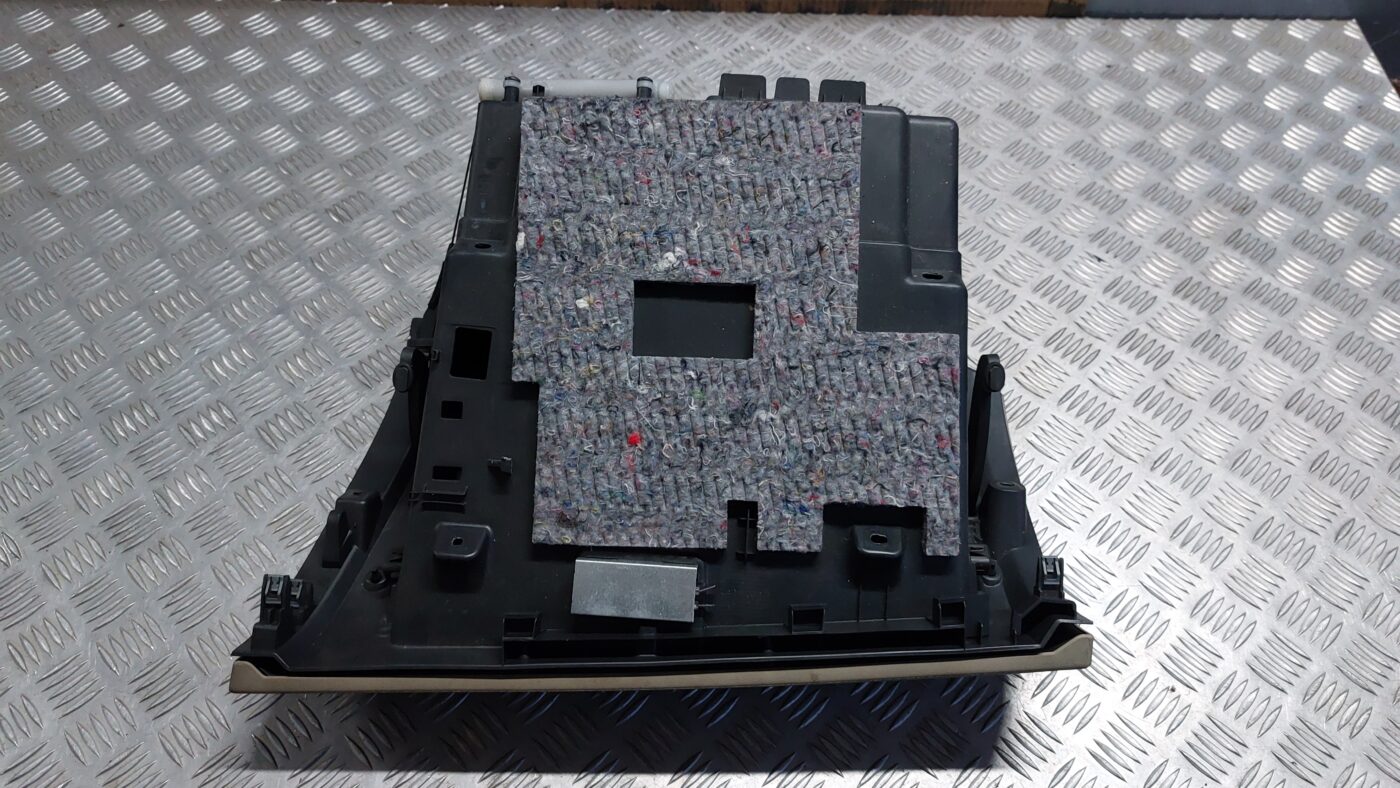 Mantu glabāšanas nodalījums pasažiera pusē priekš VOLVO V60 2012