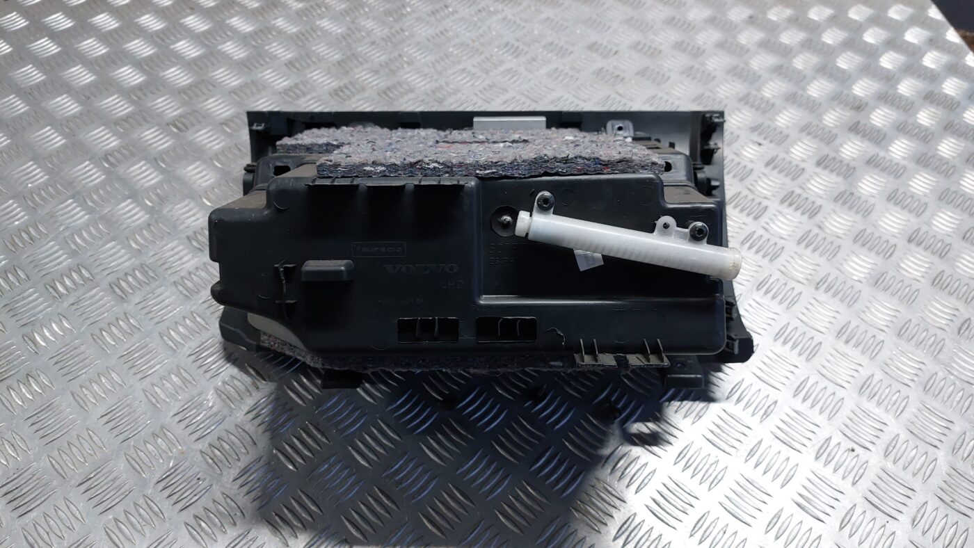 Mantu glabāšanas nodalījums pasažiera pusē priekš VOLVO V60 2012