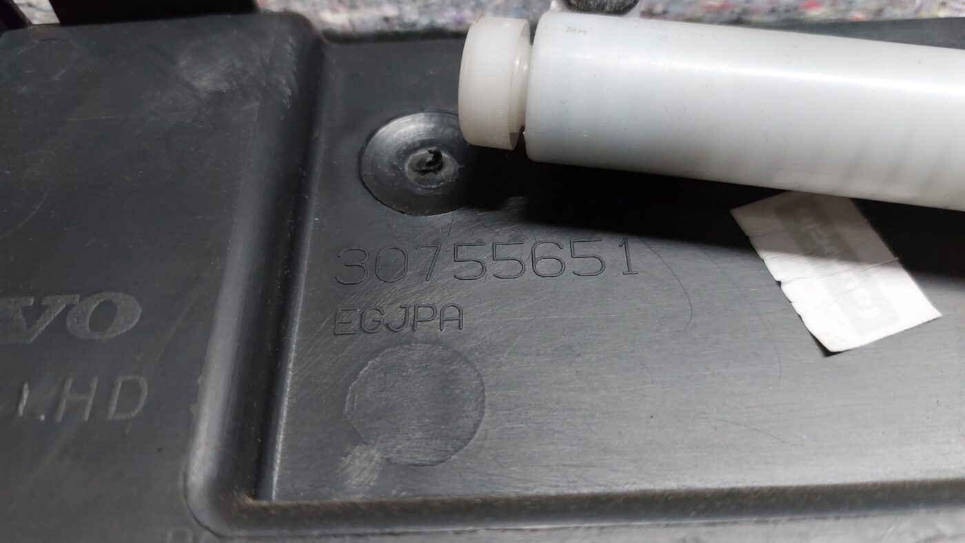 Mantu glabāšanas nodalījums pasažiera pusē priekš VOLVO V60 2012