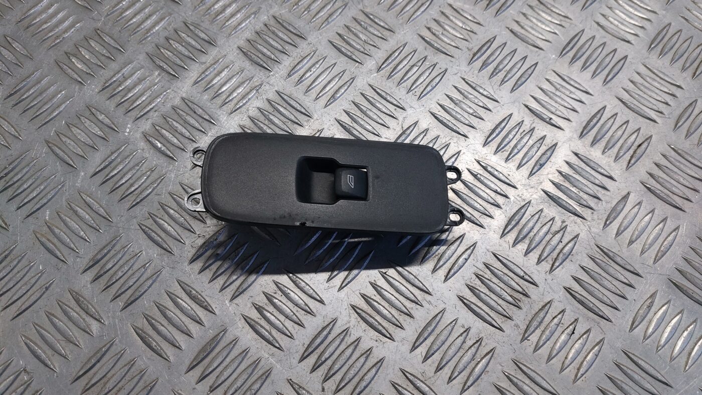 Stikla pacelšanas poga priekš VOLVO V60 2012 1 Stikla pacelšanas poga priekš VOLVO V60 2012