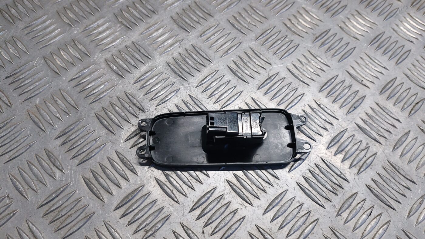 Stikla pacelšanas poga priekš VOLVO V60 2012 2 Stikla pacelšanas poga priekš VOLVO V60 2012