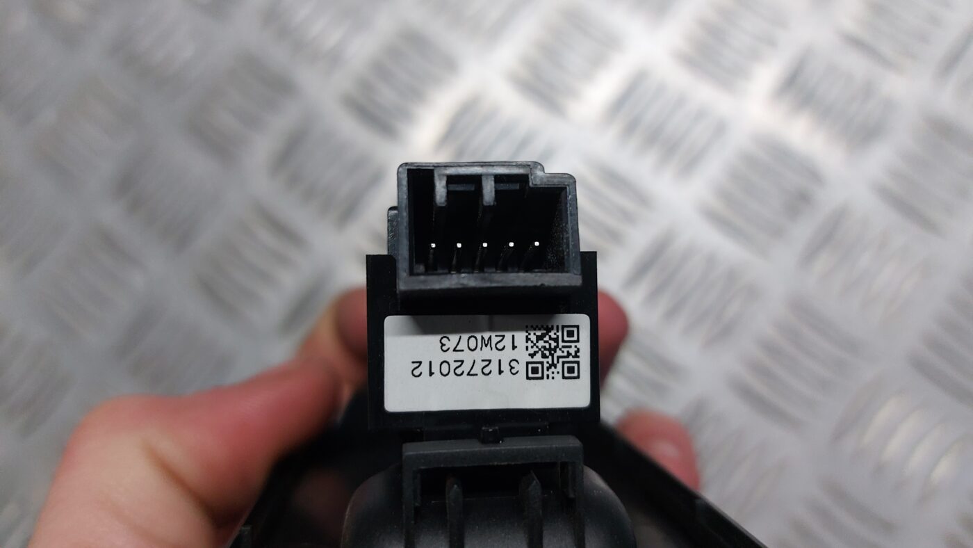 Stikla pacelšanas poga priekš VOLVO V60 2012 3 Stikla pacelšanas poga priekš VOLVO V60 2012