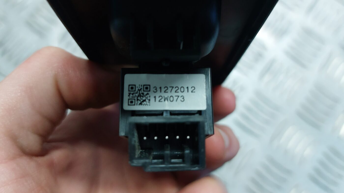 Stikla pacelšanas poga priekš VOLVO V60 2012 4 Stikla pacelšanas poga priekš VOLVO V60 2012