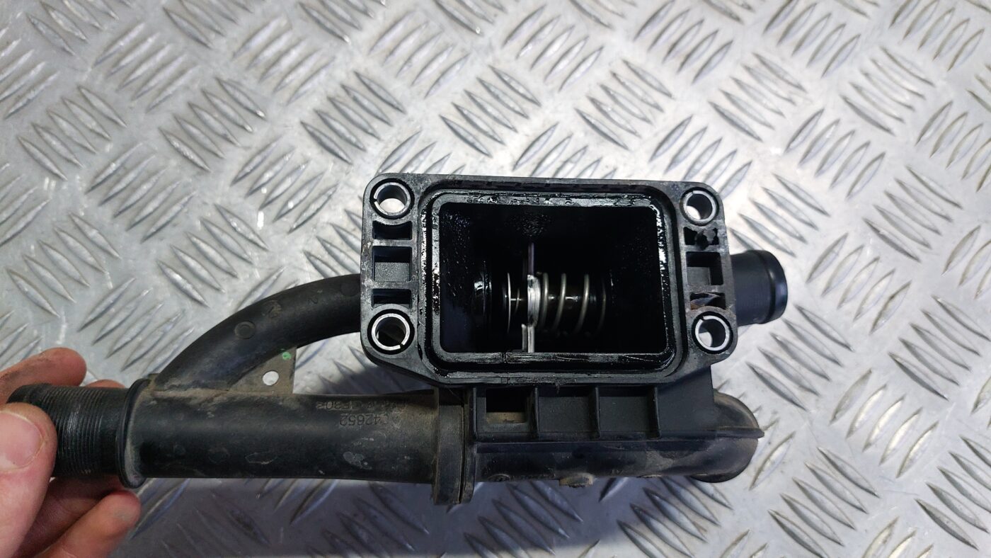 Termostata korpuss priekš VOLVO V60 2012