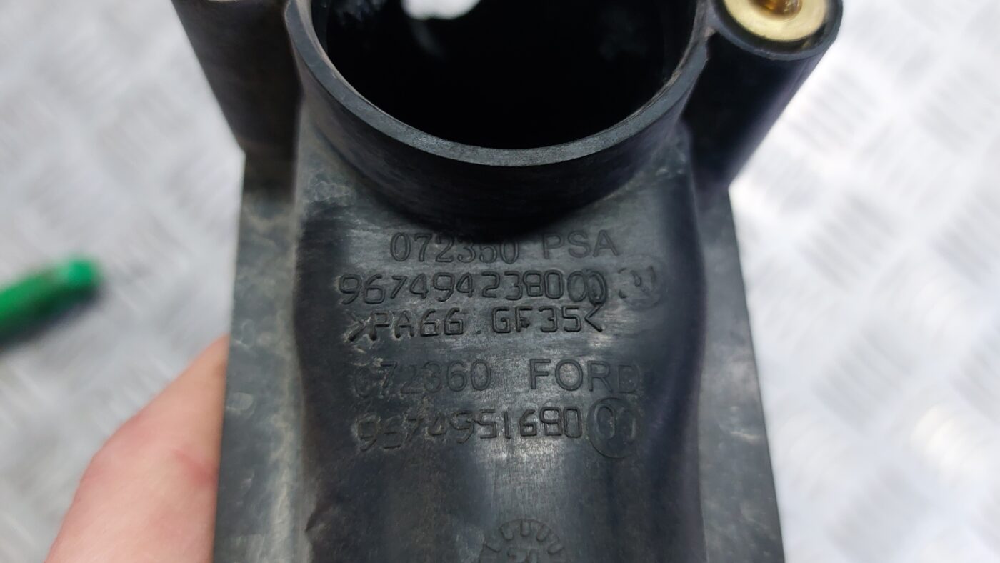 Interkulera caurule priekš VOLVO V60 2012 3 Interkulera caurule priekš VOLVO V60 2012