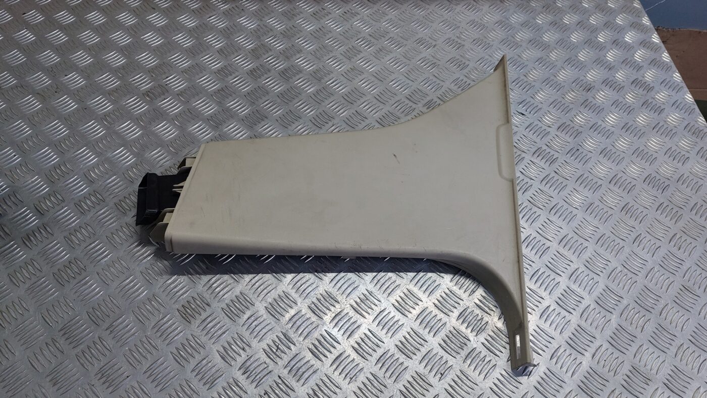 Vidējas salona statnes apdare priekš VOLVO V60 2012