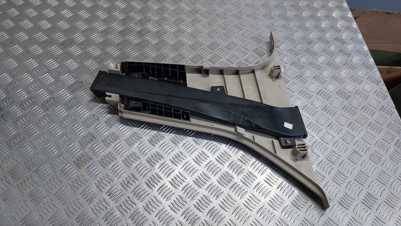 Vidējas salona statnes apdare priekš VOLVO V60 2012