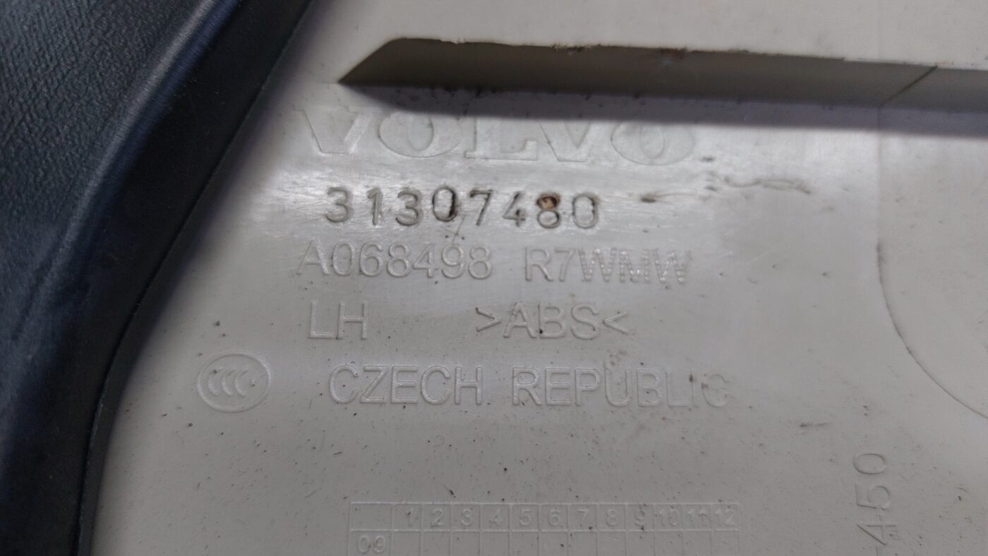 Vidējas salona statnes apdare priekš VOLVO V60 2012