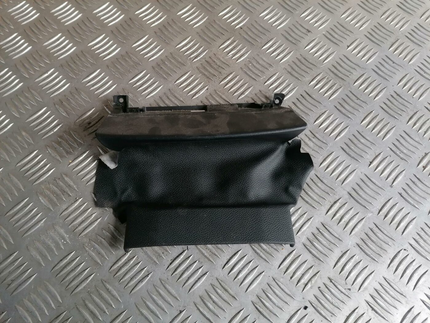 Stūres statnes putekļu aizsargs (salonā) priekš BMW 123 E87 2008 BLACK 1 Stūres statnes putekļu aizsargs (salonā) priekš BMW 123 E87 2008 BLACK