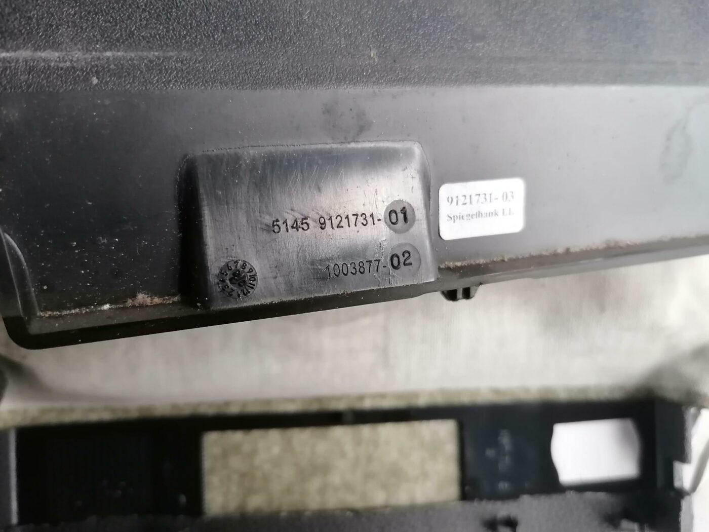 Stūres statnes putekļu aizsargs (salonā) priekš BMW 123 E87 2008 BLACK 2 Stūres statnes putekļu aizsargs (salonā) priekš BMW 123 E87 2008 BLACK