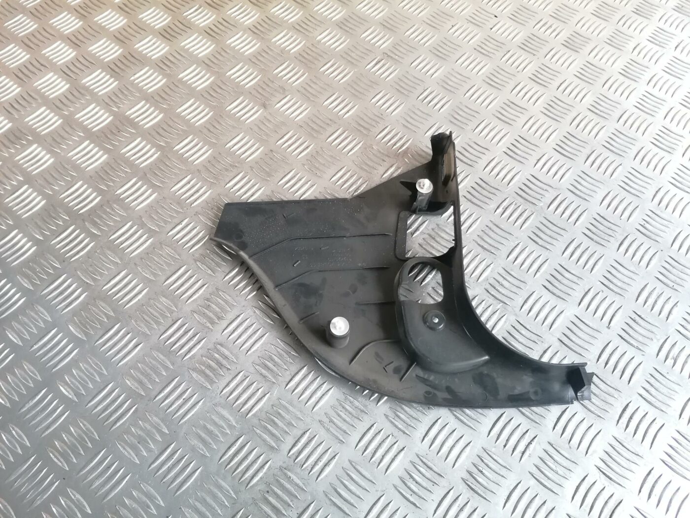 Sliekšņa priekšēja kreisa uzlika (salonā) priekš BMW 123 E87 2008 BLACK 2 Sliekšņa priekšēja kreisa uzlika (salonā) priekš BMW 123 E87 2008 BLACK