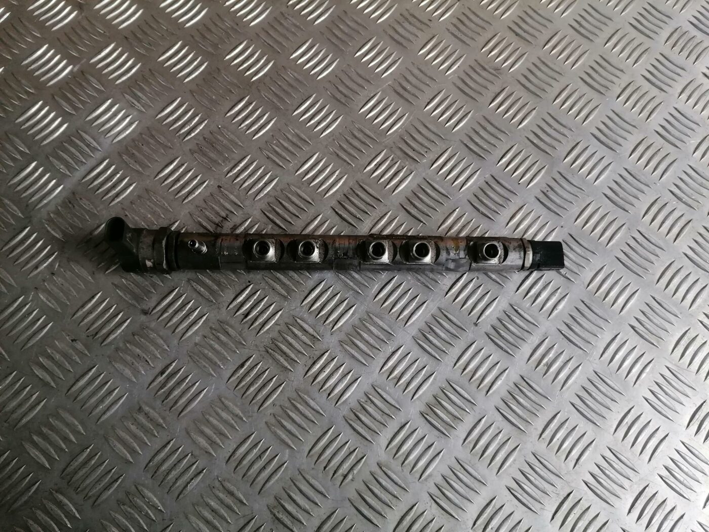 Degvielas sadales caurule priekš BMW 123 E87 2008 BLACK