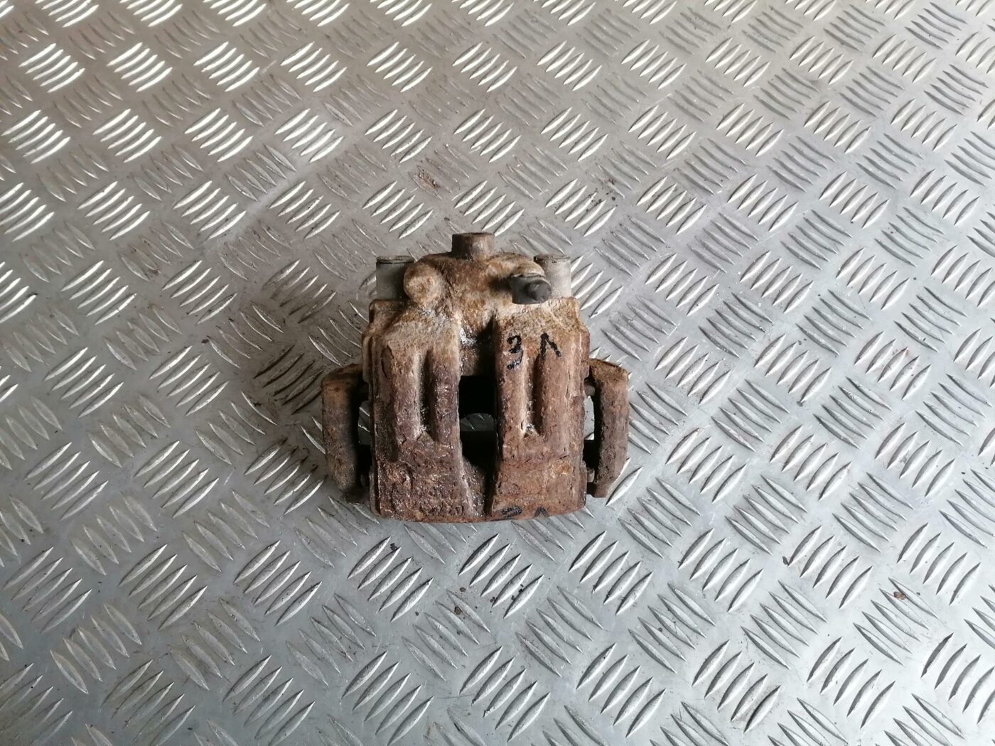 Aizmugurējais kreisais suports priekš BMW 123 E87 2008 BLACK 1 Aizmugurējais kreisais suports priekš BMW 123 E87 2008 BLACK