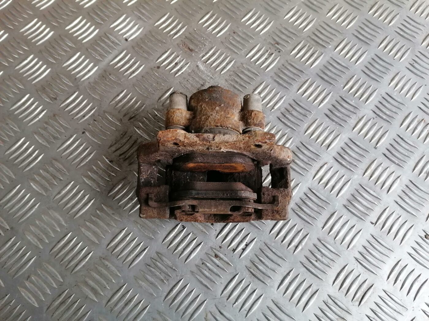 Aizmugurējais kreisais suports priekš BMW 123 E87 2008 BLACK 2 Aizmugurējais kreisais suports priekš BMW 123 E87 2008 BLACK