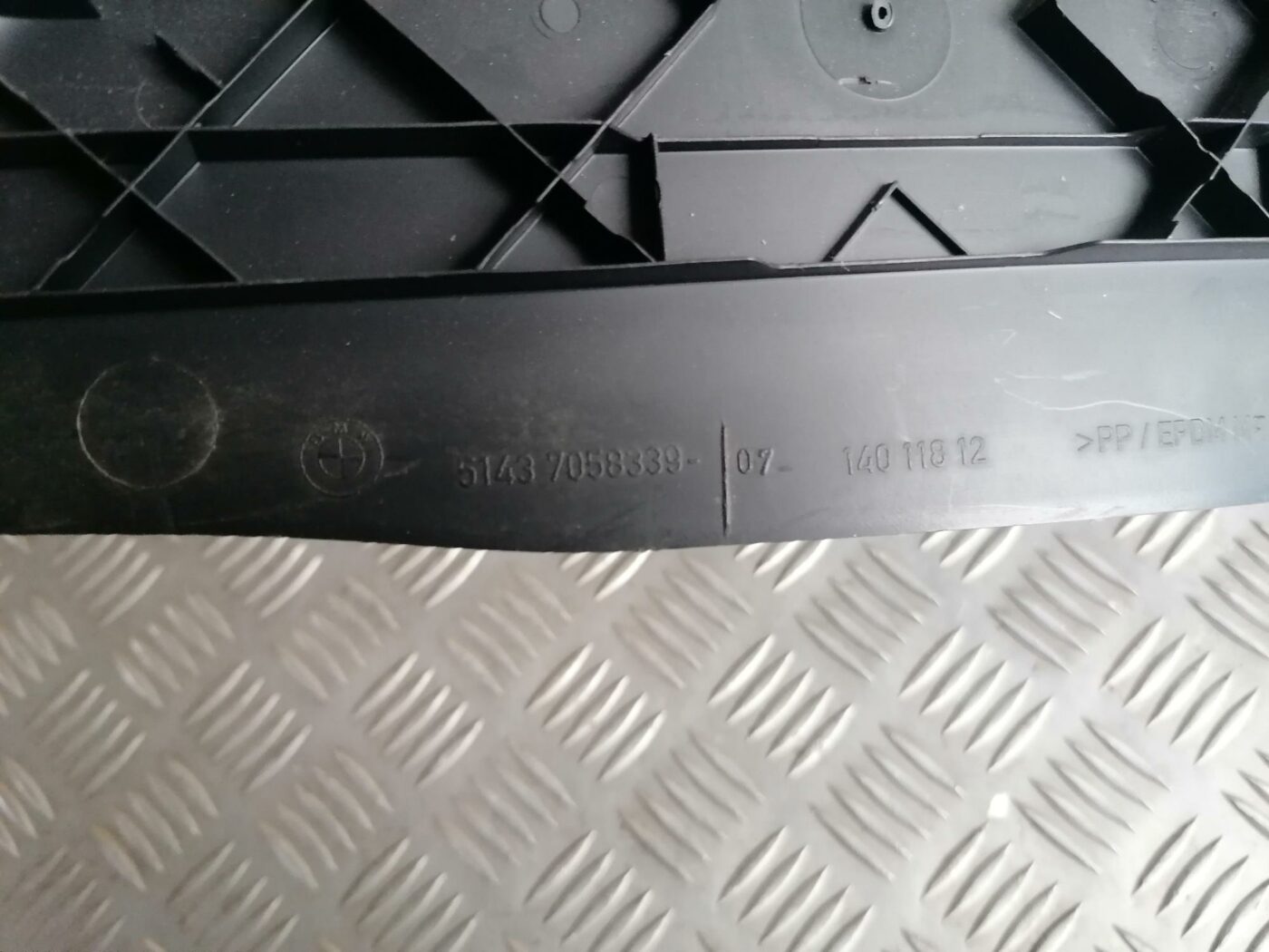 Aizmugurējas salona statnes apdare priekš BMW 123 E87 2008 BLACK