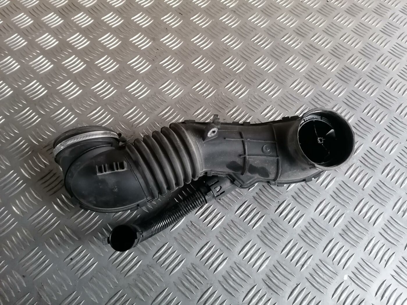 Interkulera caurule priekš BMW 123 E87 2008 BLACK 2 Interkulera caurule priekš BMW 123 E87 2008 BLACK