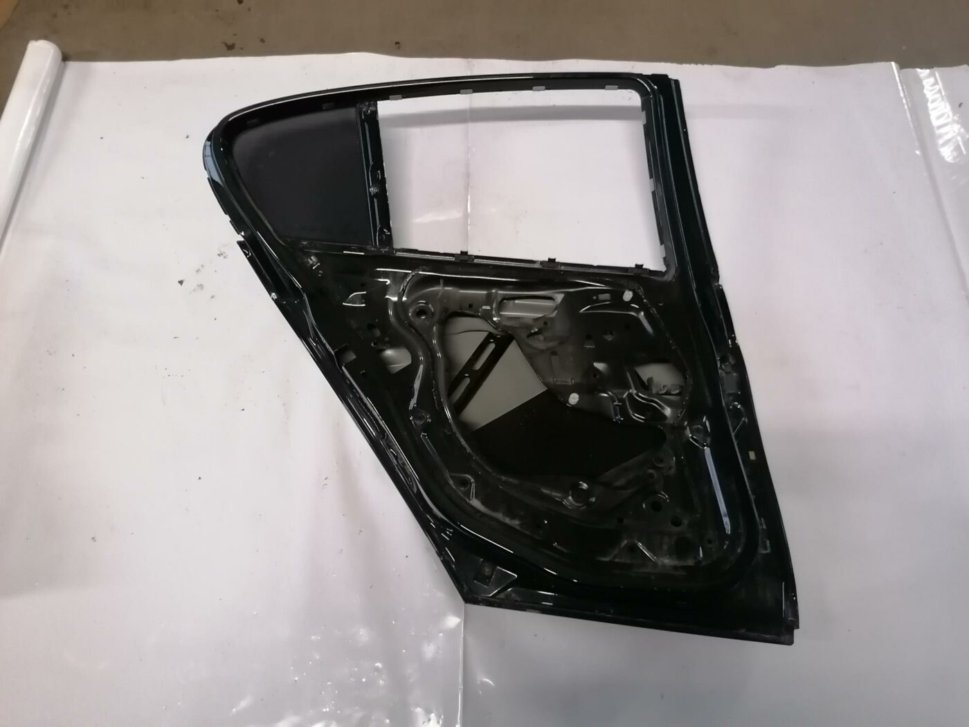 Aizmugurējās kreisās durvis priekš BMW 123 E87 2008 BLACK 2 Aizmugurējās kreisās durvis priekš BMW 123 E87 2008 BLACK