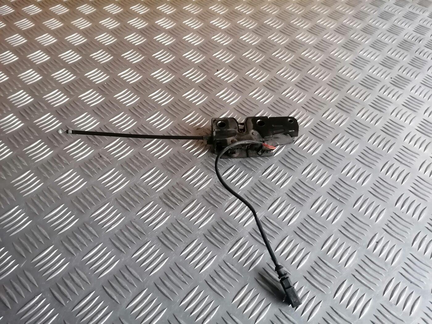 Pārsega slēdzene priekš ŠKODA OCTAVIA 2006 2 Pārsega slēdzene priekš ŠKODA OCTAVIA 2006