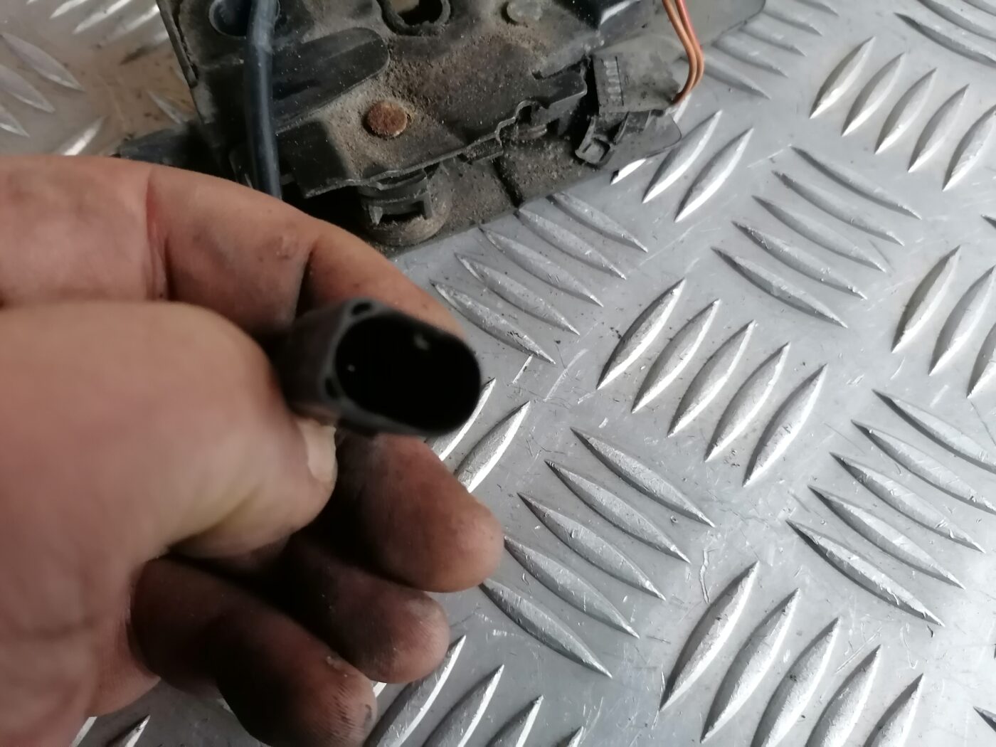 Pārsega slēdzene priekš ŠKODA OCTAVIA 2006 3 Pārsega slēdzene priekš ŠKODA OCTAVIA 2006