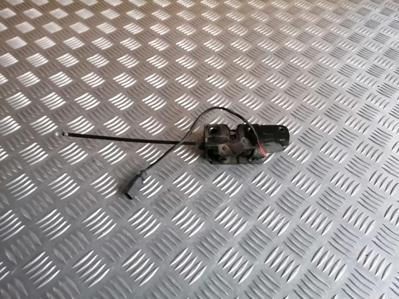 Pārsega slēdzene priekš ŠKODA OCTAVIA 2006 4 Pārsega slēdzene priekš ŠKODA OCTAVIA 2006