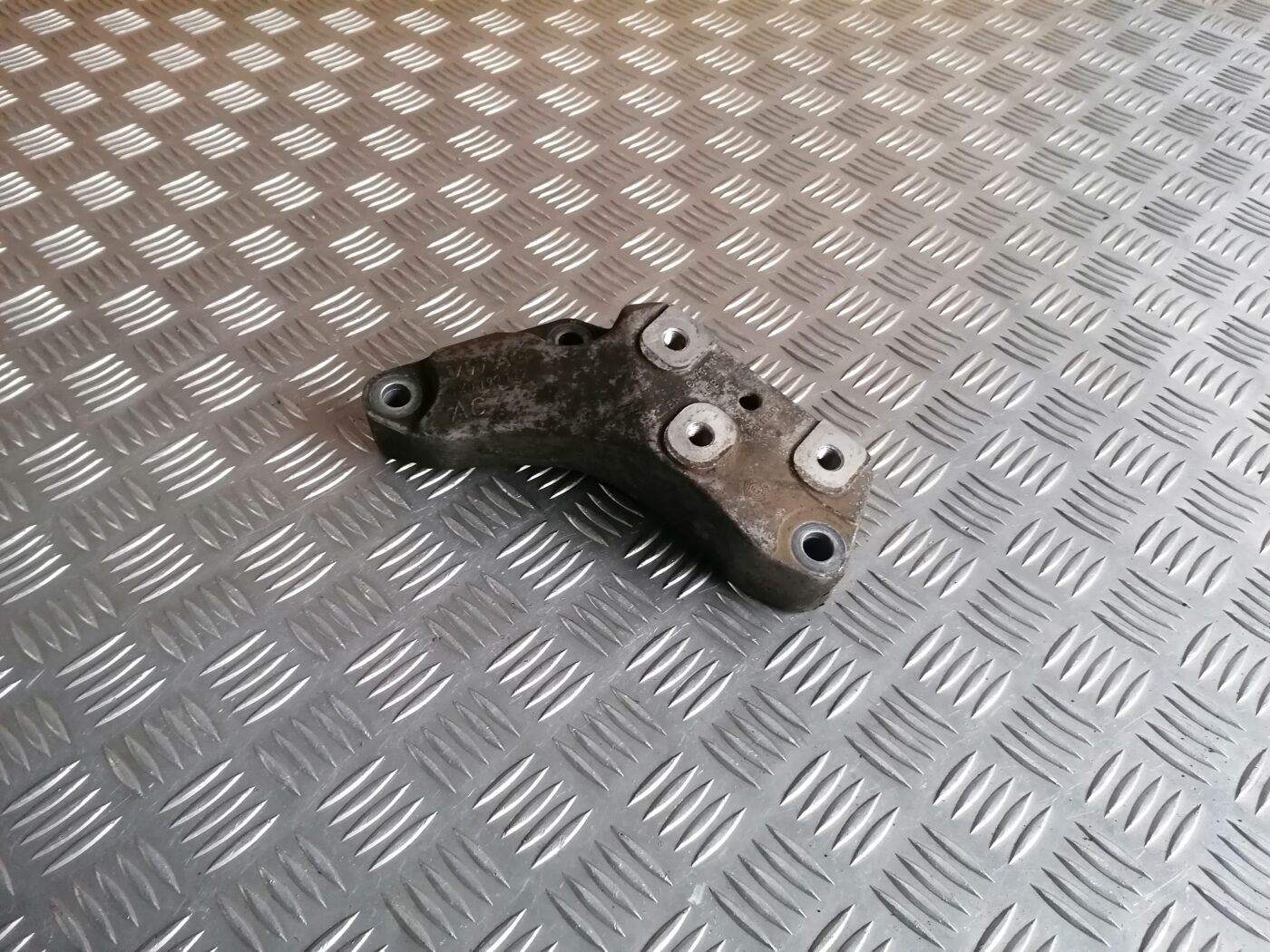 Pārnesumkārbas kronšteins priekš ŠKODA OCTAVIA 2006