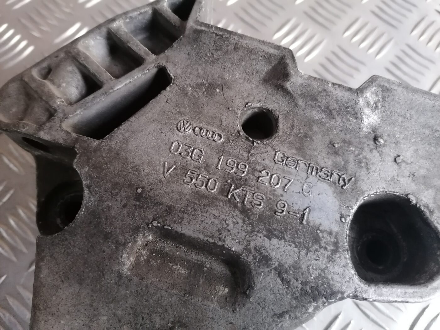 Dzinēja kronšteins priekš ŠKODA OCTAVIA 2006 2 Dzinēja kronšteins priekš ŠKODA OCTAVIA 2006