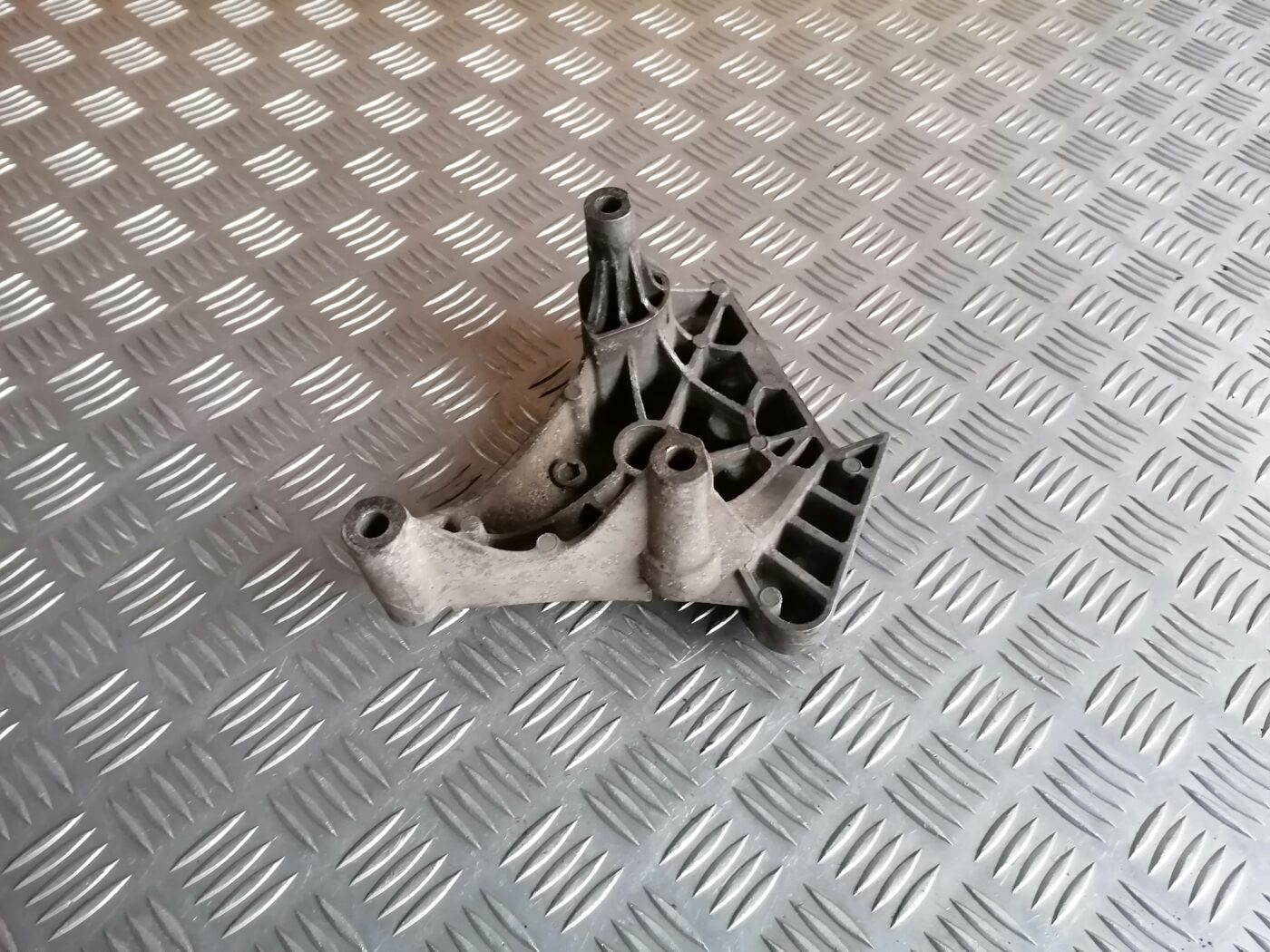 Dzinēja kronšteins priekš ŠKODA OCTAVIA 2006 3 Dzinēja kronšteins priekš ŠKODA OCTAVIA 2006