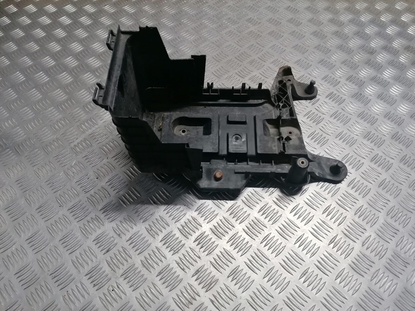 Akumulatora stiprināšanas korpuss priekš ŠKODA OCTAVIA 2006