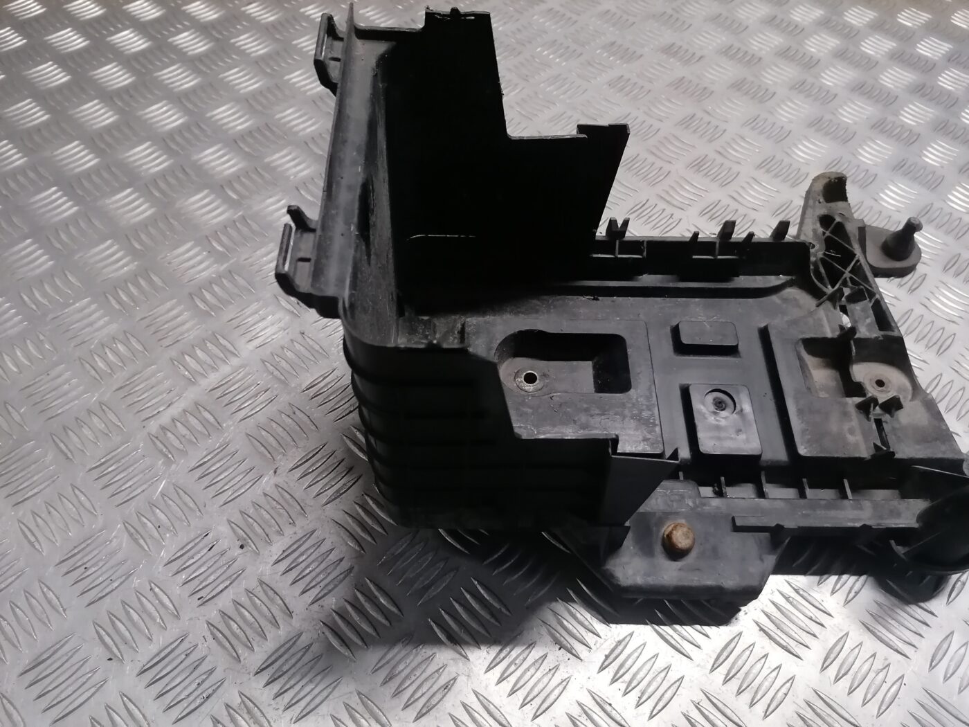 Akumulatora stiprināšanas korpuss priekš ŠKODA OCTAVIA 2006