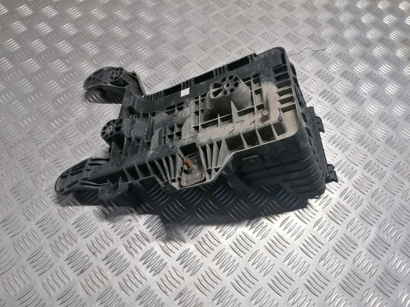 Akumulatora stiprināšanas korpuss priekš ŠKODA OCTAVIA 2006