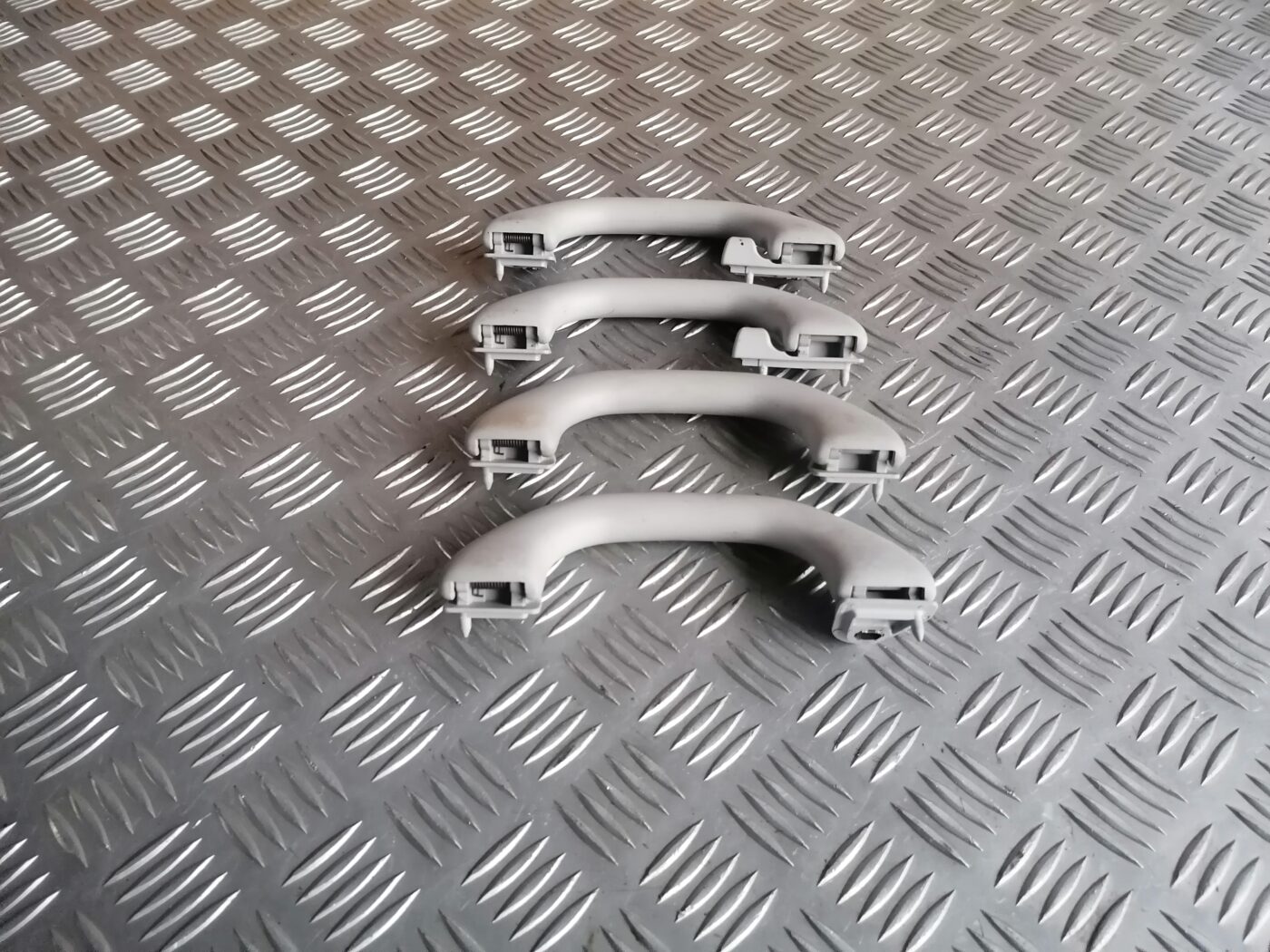 Salona rokturis griestos priekš ŠKODA OCTAVIA 2006