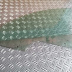 Priekšējo labo durvju stikls priekš ŠKODA OCTAVIA 2006